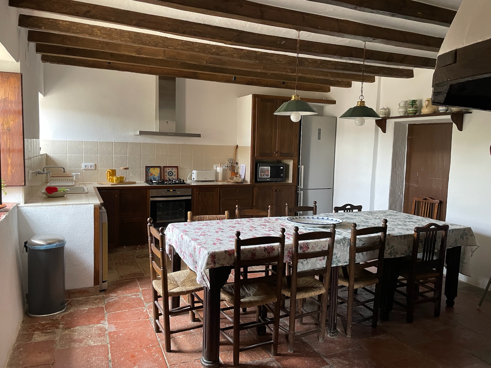 Cocina rústica con vigas de madera y comedor