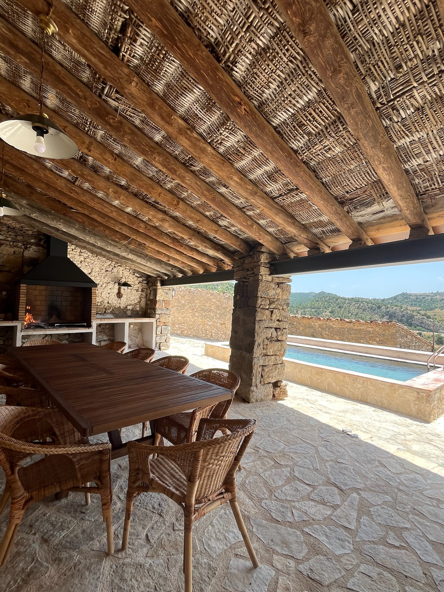 Terraza con pérgola y vistas a las montañas
